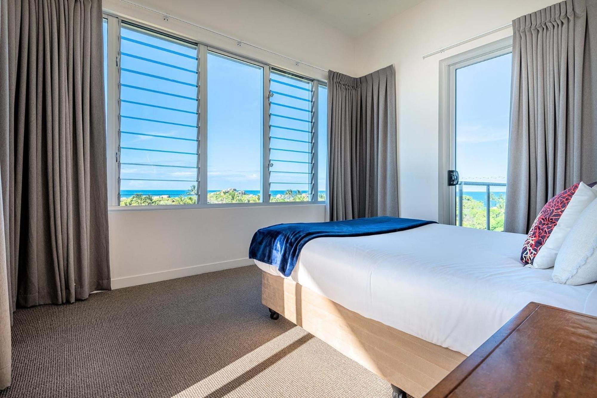 Coral Cove Apartments - Absolute Beachfront Resort Bowen Exterior photo
