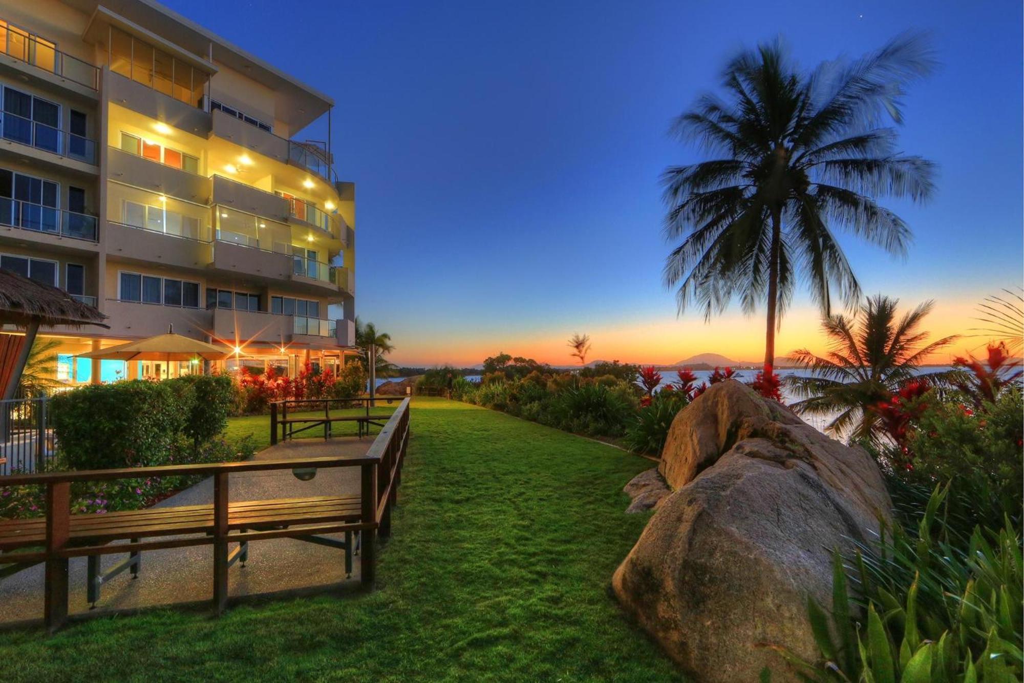 Coral Cove Apartments - Absolute Beachfront Resort Bowen Exterior photo